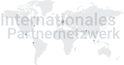 Weltkarte mit dem Schriftzug „Internationales Partnernetzwerk“ in kompakter mobiler Darstellung.